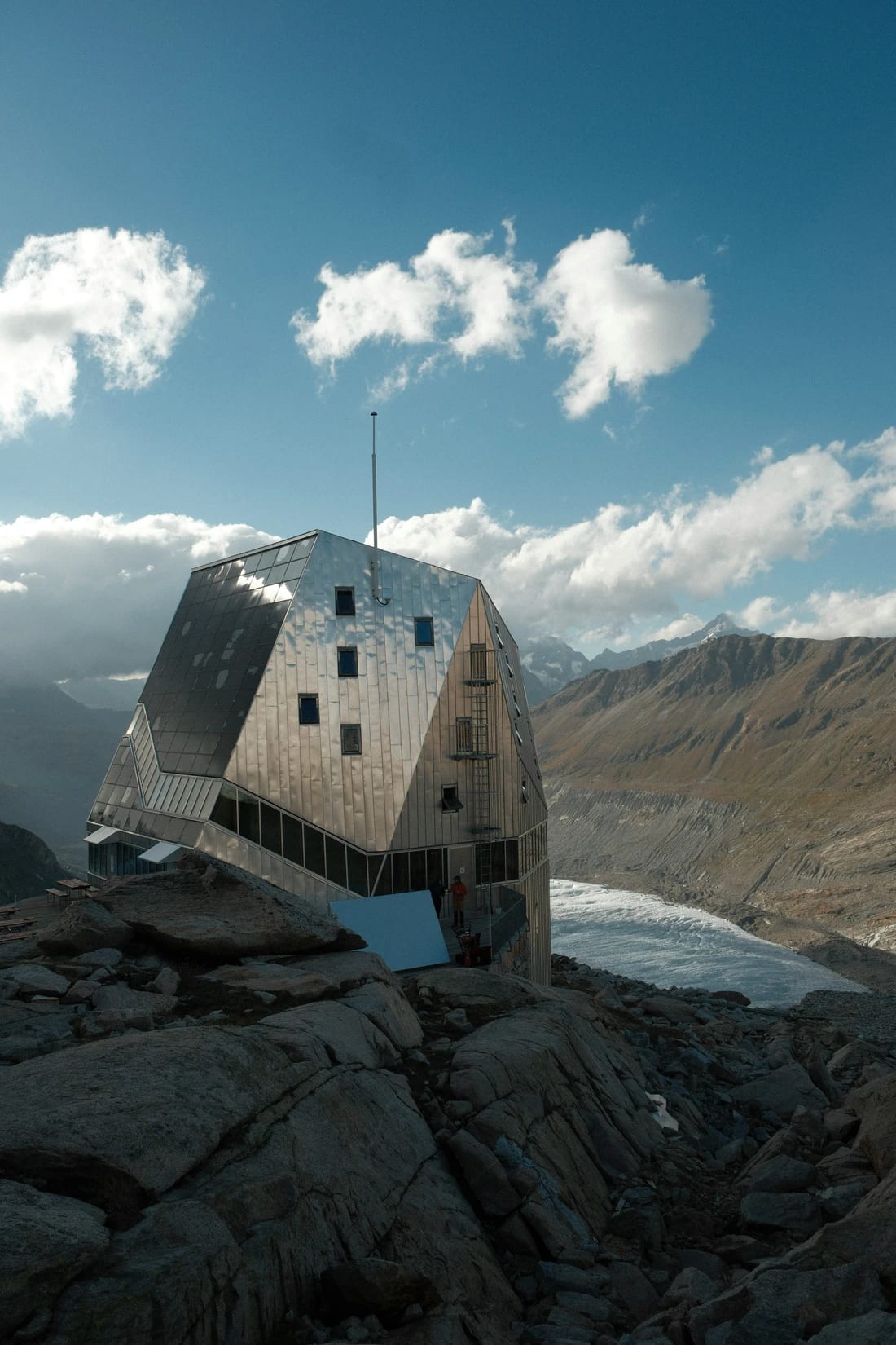 Bâtiment autonome en montagne, alimenté par ses propres panneaux solaires