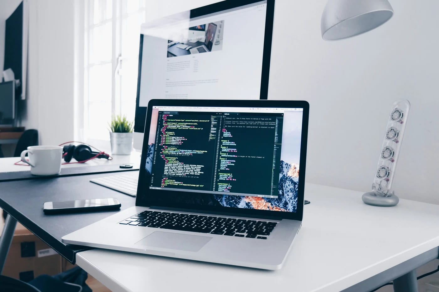Code source affiché sur un ordinateur portable, dans un bureau lumineux