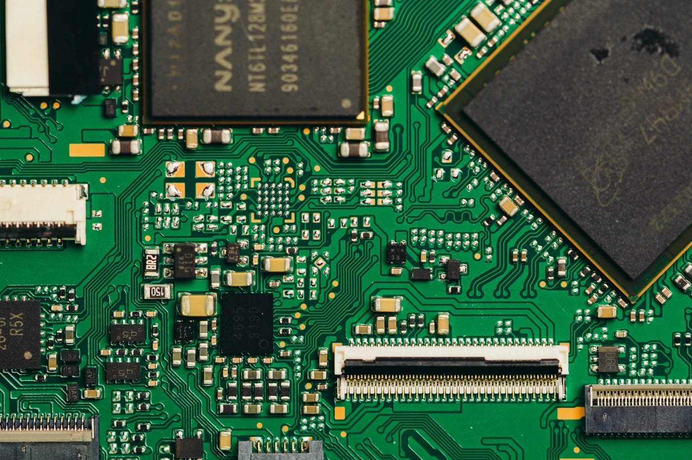 Circuit imprimé vert équipé de ses composants électroniques